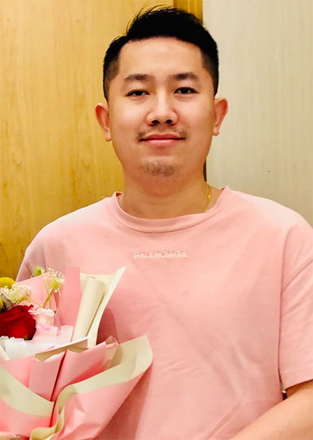 荣腾飞.jpg